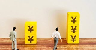 友人は年金を“毎月30万円以上”貰っているそうです。私は“15万円程度”…。友人の現役時代の年収は私の「2倍以上」なのでしょうか？