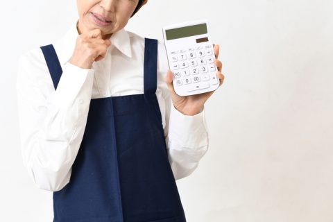定年後に近所のスーパーでレジ打ちのパートを始めたら、元同僚に「働きすぎると年金を減らされて逆に損するよ」と笑われました。少し働くだけでも年金はカットされるのでしょうか？