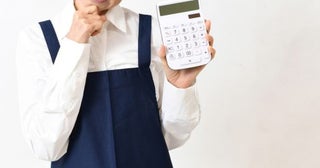 定年後に近所のスーパーでレジ打ちのパートを始めたら、元同僚に「働きすぎると年金を減らされて逆に損するよ」と笑われました。少し働くだけでも年金はカットされるのでしょうか？
