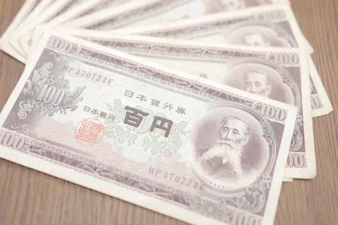 実家のタンスから「板垣退助の百円札」が出てきた！ 夫に「高く売れる」と言われたが、母が「縁起物だから捨てるな」と言って揉めてます…実際の価値はいくら？