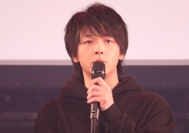 ピアス姿の中村倫也…真剣な表情を浮かべるアップのオフショットに「キュン死です」の声＜DREAM STAGE＞