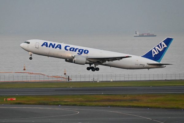 ANAの767-300BCF「JA8323」が離日JA8000番台機、残り1機に