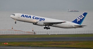 ANAの767-300BCF「JA8323」が離日JA8000番台機、残り1機に