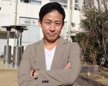 「コンビ時代より収入は…」芸歴25年で“ピン芸人”になった元チーモンチョーチュウ・きくちこうすけ。R-1参戦の野望と独学で掴んだ“意外な新境地”