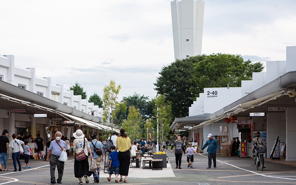 高齢化進む団地の商店街を大規模リノベ！ 名物・商店街バーガー、駄菓子屋など新店も続々、子どもも高齢者も街歩きを楽しみだした千葉県千葉市「花見川団地」