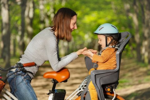 自転車に「小学1年生の子ども」を乗せて“スイミングに送迎”しています。青切符の対象で「罰金3000円」と聞きましたが、チャイルドシート有りでもダメなんですか？ 現実的な選択肢とは