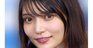 半分以上見えている美胸元…似鳥沙也加、きれいなデコルテあらわな赤ランジェリー姿に「凄い透明感」の声