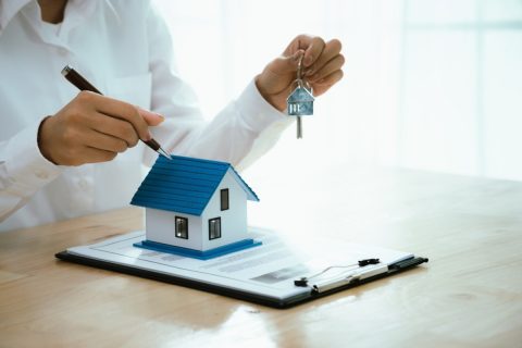 「貯金1000万円」ある独身40代の姉は、「老後に向けて家賃負担を抑えたい」と公営住宅への入居を考えているそうです。貯金があっても申し込めるでしょうか？