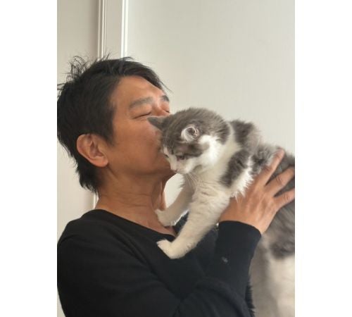  高橋克典「にゃっ！」、仕事終わりに愛猫抱っこ＆キス写真公開 