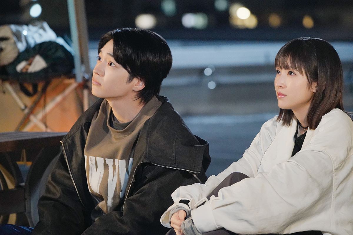 西畑大吾×福本莉子『時給三〇〇円の死神』新たな場面写真公開儚げ表情＆キュートな笑顔も