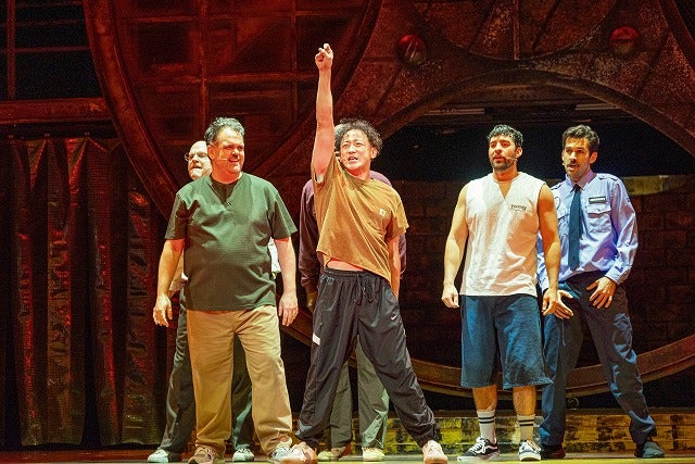「脱ぐ」より難しい!?山本耕史が英語で挑む、日米合作ミュージカル「フル・モンティ」【若林ゆり舞台.com】