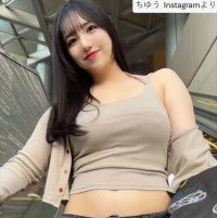フォロワー500万の165cm美女、下アングルからの抜群プロポーションにネット衝撃ミニ丈×デニムパンツ姿披露