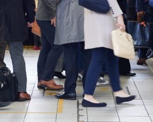 電車で「肩が当たっただろ！」若者と中年の喧嘩が勃発…その後、車内を“安堵した空気”に変えた男性の行動