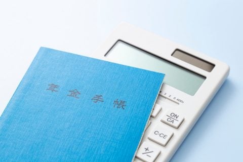 定年前の父は年収「800万円」です。家族は「老後も安心」と思っていましたが、年金は月「18万円」ほどと聞いて驚きました。高年収でも年金額は意外と少ないのでしょうか？