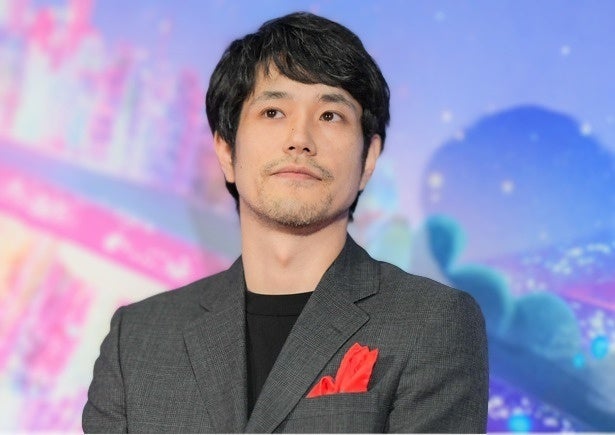 「もうちょっとこっちおいで」松山ケンイチ、パグにメロメロ…戯れ動画に「羨ましい」の声＜時すでにおスシ!?＞