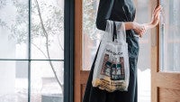 「DEAN ＆ DELUCA」のルーツを刺しゅうした“オーガンジーバッグ”発売！BrigitteTanakaとのコラボで