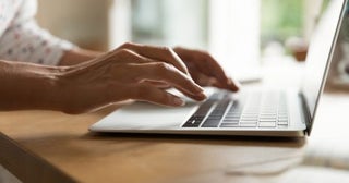 ママ友が「マイナ免許証」デビュー！→「免許更新が楽になった」と話していたのですが、具体的にどのような点が通常免許と異なるのでしょうか？