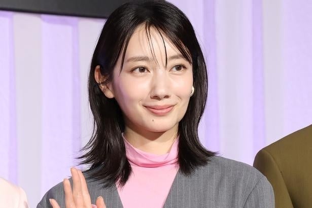 波瑠、“ベテラン俳優”とお揃いの“探偵衣装”を披露「ホームズ姿、素敵」の声＜月夜行路＞