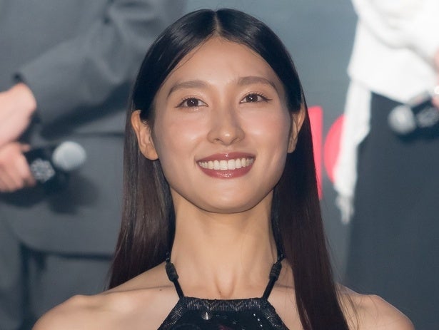 土屋太鳳、ドラマポスター前で足を90度に蹴り上げるポーズに「足長い」「体幹が素晴らしい」の声