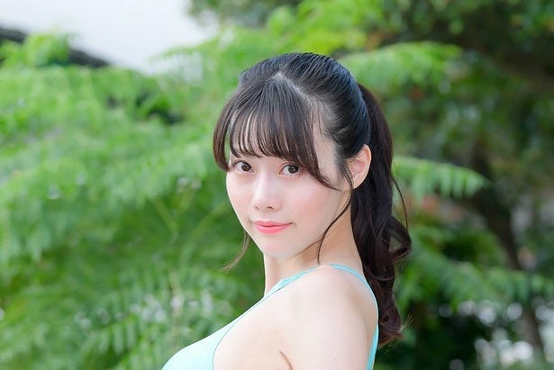 豊満Fカップ左胸を鷲掴み…桃里れあ、肩紐を外しかけのランジェリー姿に「美人過ぎだよ」の声