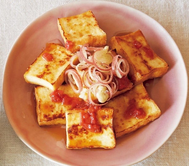 こんがりと焼いた厚揚げに酸味のある梅が引き立つ「焼き厚揚げ梅めんつゆ風味」