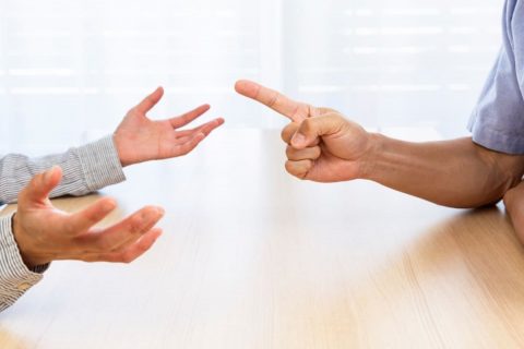 アパート退去時「冷蔵庫裏の黒ずみ」で、壁紙の“全張り替え20万円”を支払い！ でも後日「通常損耗なら大家負担」と聞きショック…無知なサラリーマンがカモられない“魔法のルール”とは