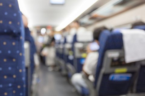 終電間際の新幹線に飛び乗ったら、うっかり「1本早い便」の指定席券を買っていたことに気付きました。車掌さんに相談したら追加で「数千円」の精算が必要と言われた！新幹線のルールを解説！