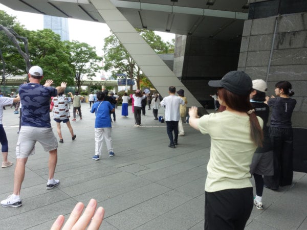 都会の真ん中で「動く瞑想」!?六本木ヒルズ「朝の太極拳」に行ってみたらスゴかった