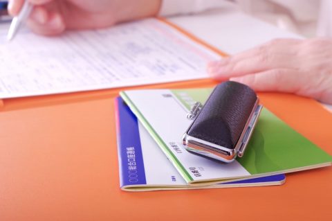 両親は「貯蓄2000万円・年金25万円」でも“毎月赤字”らしいです。「貯金を利回り4％で運用して月5万円で穴埋めする」とのことですが、老後資金を運用に回して大丈夫でしょうか？