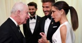 デヴィッド＆ヴィクトリア・ベッカム夫妻、ウェディング風ルックでチャールズ国王主催ディナーに出席