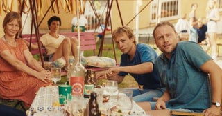 ザンドラ・ヒュラー主演ヒューマン・コメディ『ハルバーシュタットの埋蔵金』悪巧みする住民たちの掛け合いを捉えた予告映像が解禁！