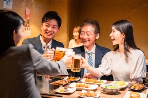 会社の飲み会で、幹事の先輩がこっそり自分のクレジットカードで支払い、大量のポイントを独り占めしていました。同僚が「みんなのお金を横領しているから訴える」と怒っていますが、本当に犯罪になるのでしょうか？