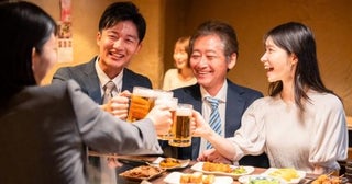 会社の飲み会で、幹事の先輩がこっそり自分のクレジットカードで支払い、大量のポイントを独り占めしていました。同僚が「みんなのお金を横領しているから訴える」と怒っていますが、本当に犯罪になるのでしょうか？