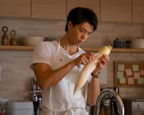 “勝男”竹内涼真はなぜ「肌着で料理する」のか？『じゃあつく』プロデューサーが語る舞台裏――今期トップ級の話題作