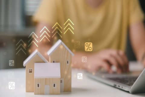 住宅ローン残高「2000万円」で“変動金利”を利用中。日銀の政策金利引き上げで金利「1％→1.25％」になった場合、毎月の返済額はいくら増えるのでしょうか？