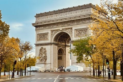 夫の退職金は「1500万円」の予定です。私は元気なうちに「200万円」のヨーロッパ旅行へ行きたいのですが、夫は「老後資金が足りなくなる」と反対…。退職金が入っても、老後は節制しなければならないのでしょうか？