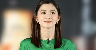 大人びたグレーコーデに“美脚”が際立つ…朝比奈彩、頬杖×黒ブーツ姿のクールショットに「素敵」「美脚」