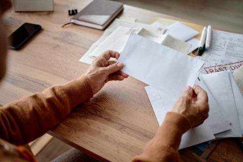 20代の息子が「払っても無駄」と国民年金の未納を続けていたら、実家に「親の財産を差し押さえる」という催促状が届きました。同居しているだけで、本当に親が代わりに払わないといけないのでしょうか？