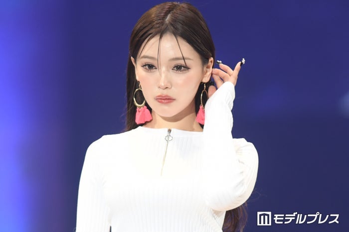 せいせい、胸元開いたスパイダーマン風ボディスーツ姿披露「セクシー」「プロポーション神」と反響