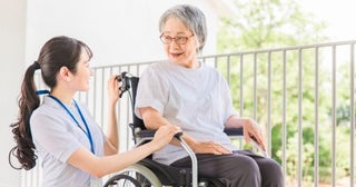 高齢の母を「老人ホーム」に入れようと思ったら入居一時金“1000万円以上”、月額“30万円以上”必要と言われた！ 「特養」なら入居一時金“なし”、月額“10万円以下”なのに民間だとこれくらいが普通なのでしょうか…？