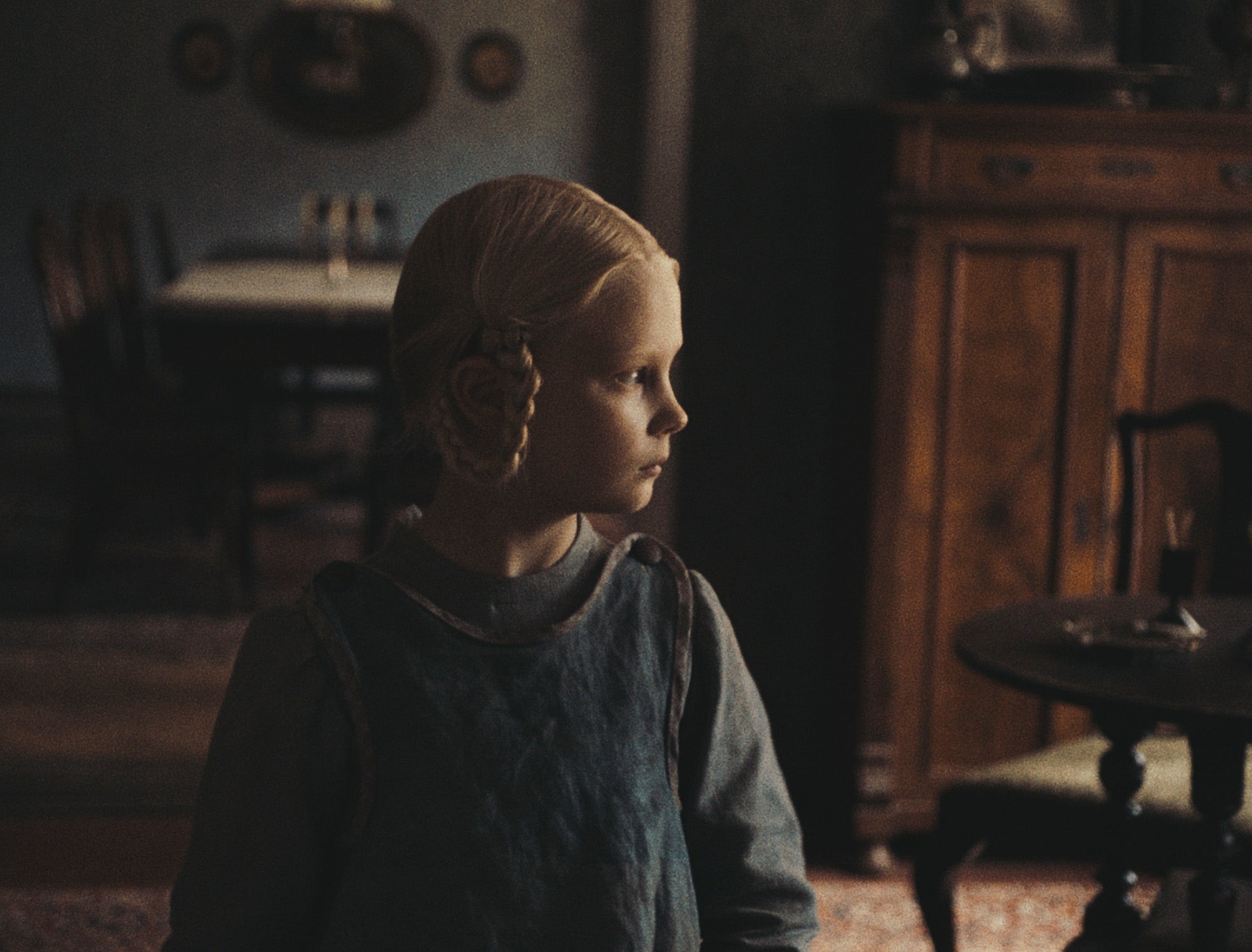 100年の異なる時代を⽣きる4⼈の少⼥が、同じ⼟地で体験する不穏ーー「落下音」予告＆場面写真