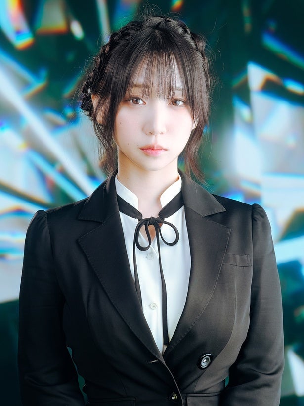 下からはみ出る豊満Hカップ…伊織もえ、美胸元ドアップの黄色ビキニ姿に「いい表情してる」