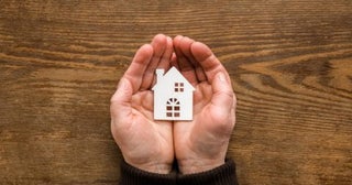 相続した戸建ての実家に“住む予定がない”場合、「放置」しても問題ない？売却・賃貸・再利用のメリット・デメリットとは