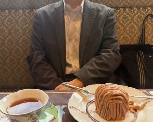 IQ190で男子御三家→旧帝大卒のエリート経営者(57歳)がなぜセクシー男優に？「通知表は2だらけ」だった驚きの少年時代
