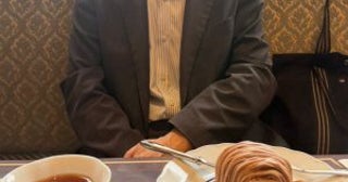 IQ190で男子御三家→旧帝大卒のエリート経営者(57歳)がなぜセクシー男優に？「通知表は2だらけ」だった驚きの少年時代