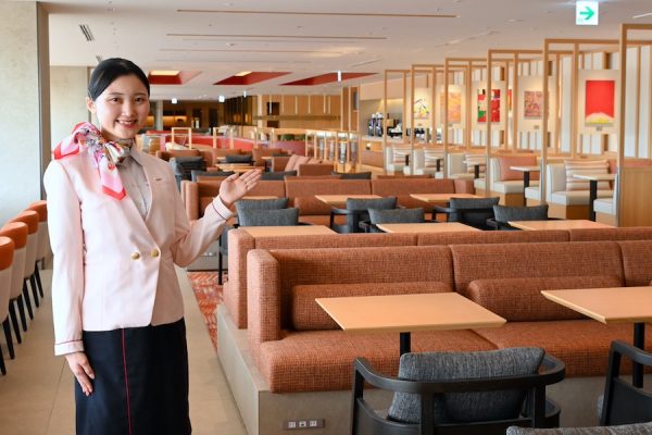 787の窓など廃材活用JAL、刷新オープンの羽田国内線「サクララウンジ」【写真レポート】