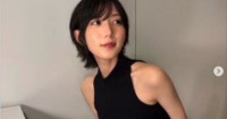 AKB活動終了から14年のアーティスト美女、スリットから美脚ちらり夏コーデを披露