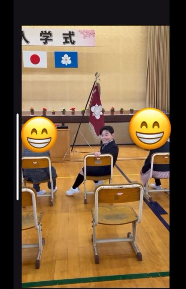 入学式でまさかのイスとりゲーム？！天然すぎる新一年生に17万人がほっこり