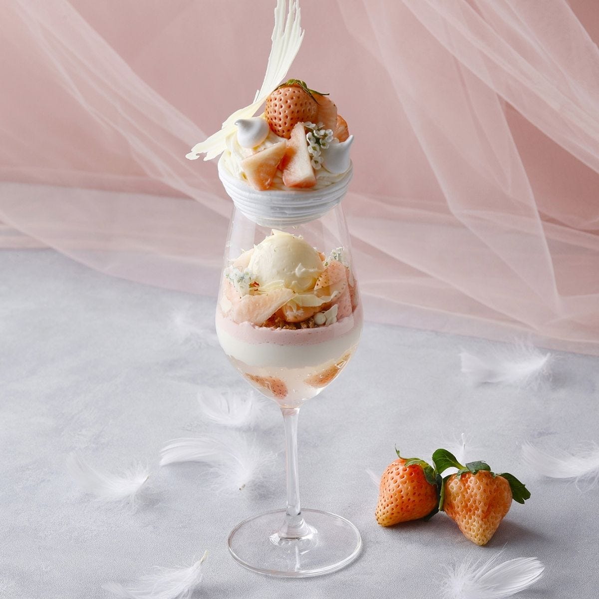 ホテル インターコンチネンタル 東京ベイの「白いちごのホワイトパフェ」。芸術品のように美しい純白の一皿を堪能して