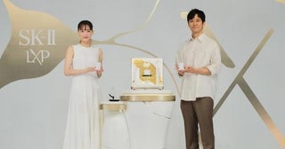 西島秀俊が「SK-II」の新アンバサダーに就任！綾瀬はるかは自作の「金継ぎ皿」を披露して照れ笑い!?